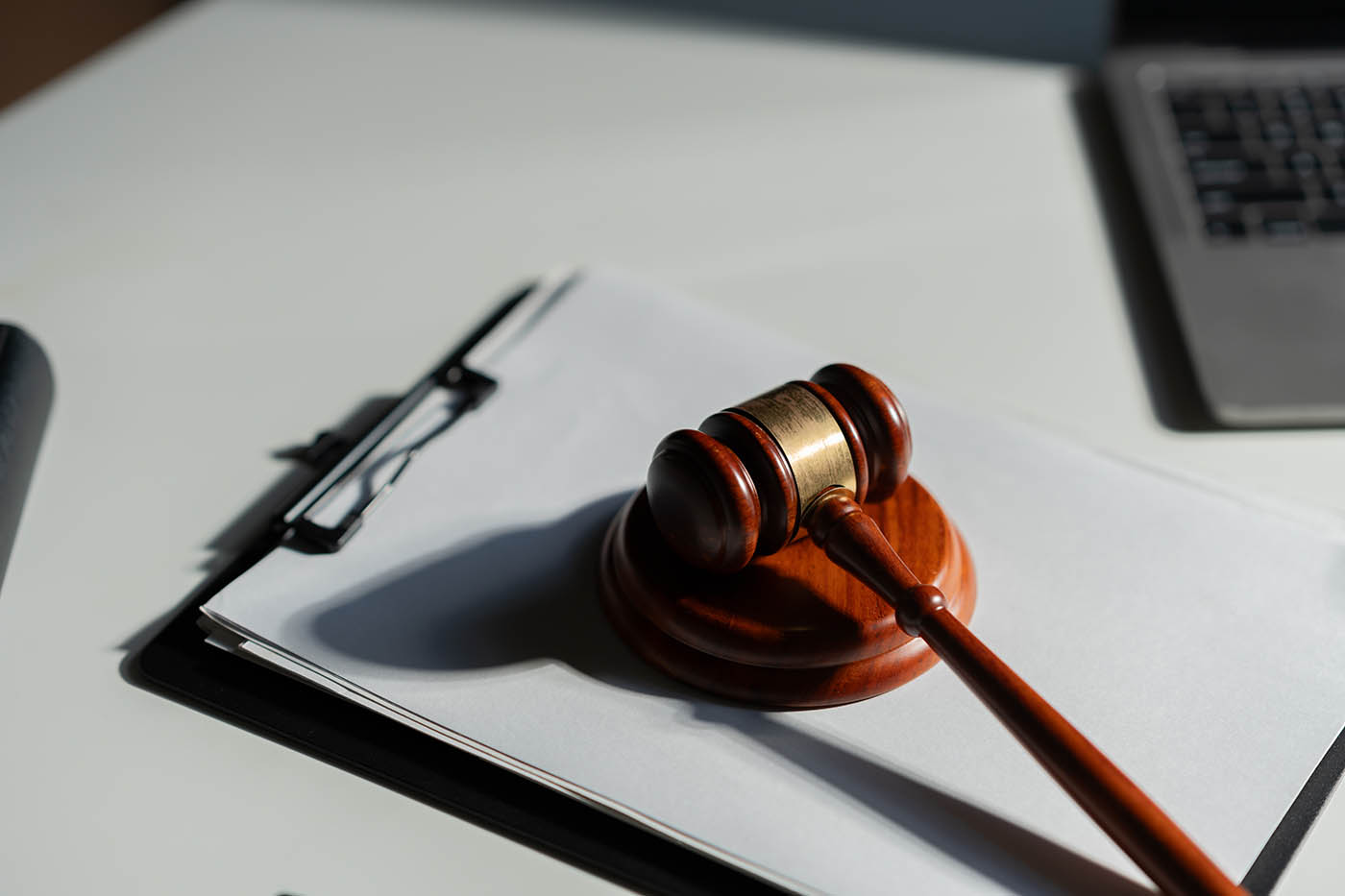 młotek sędziowski i notatki